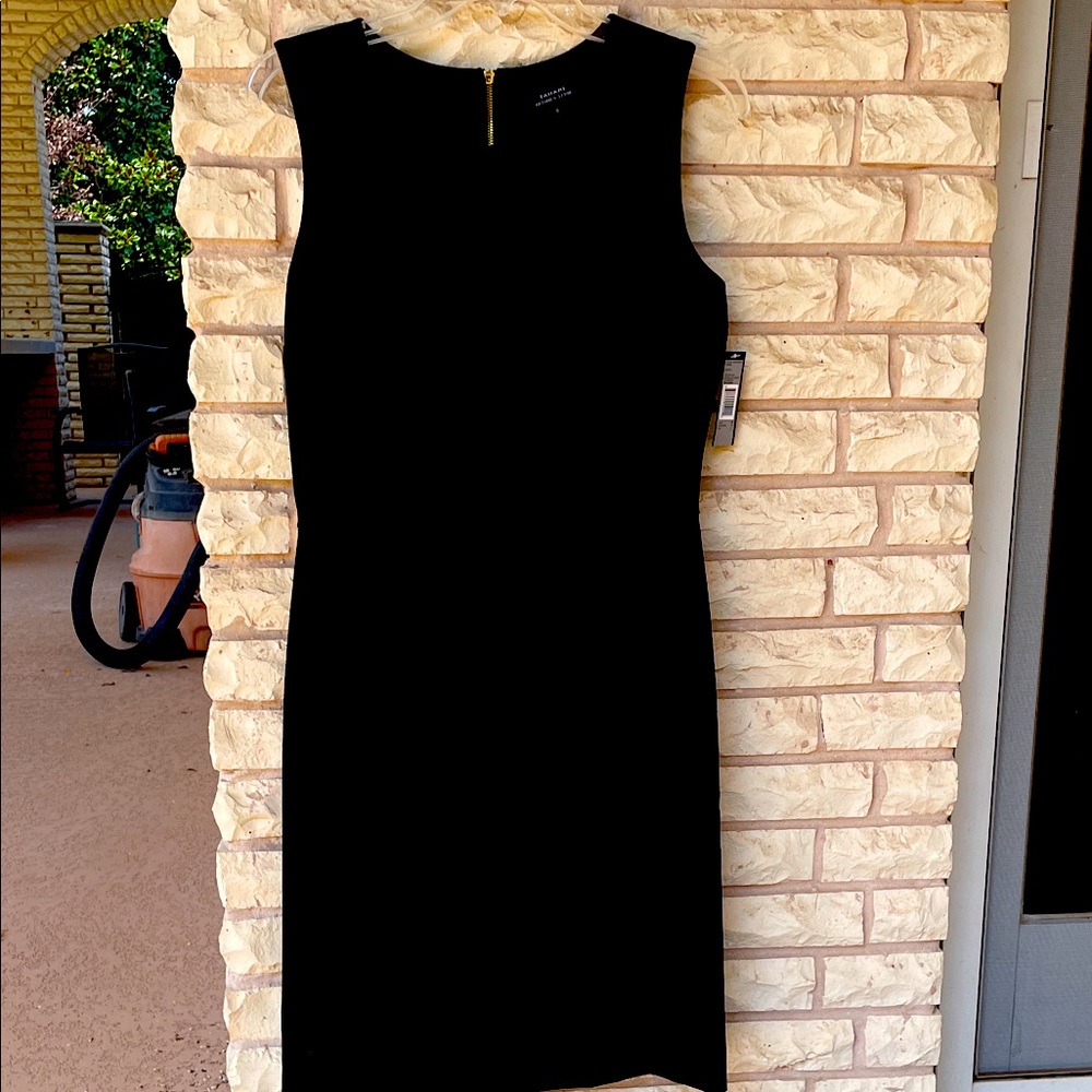 Tahari
Black sleeveless Cotton sheath w/ bow at neck and lovely gold zipper